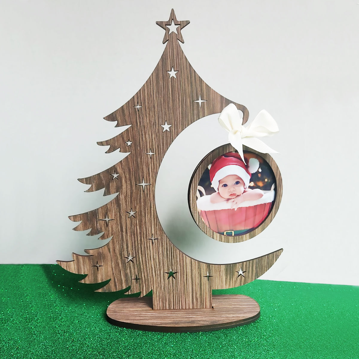 Árbol con bolita de navidad con foto