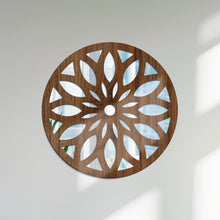 Cargar imagen en el visor de la galería, Flor creciente - Espejo decorativo 30 cm en madera
