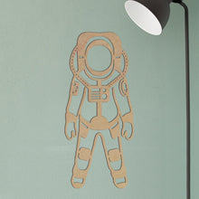 Cargar imagen en el visor de la galería, Astronauta - Figura decorativa en madera
