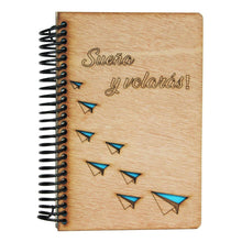 Cargar imagen en el visor de la galería, Sueñas y volarás de ideas - Libreta o cuaderno en madera - FABRITECA
